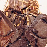 Celnicy z Pyrzowic znaleźli w bagażu podrabiane torebki