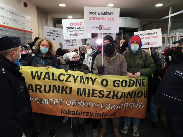 "Dość zimnej wojny". Mieszkańcy Pragi-Północ protestowali pod urzędem