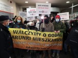 Protest w Warszawie. Mieszkańcy Pragi-Północ domagają się podłączenia do centralnego ogrzewania. "Dość zimnej wojny"