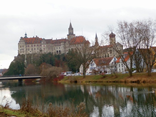 Nad brzegiem Dunaju w Sigmaringen g&oacute;ruje Zamek Hohenzollern&oacute;w. U jego podn&oacute;ża rozciąga się promenada spacerowa. Biegnie wzdłuż brzegu rzeki przez całe miasto. Przy drugim brzegu jest podobna. Fot. Halina Kr&uuml;sch Czopowik