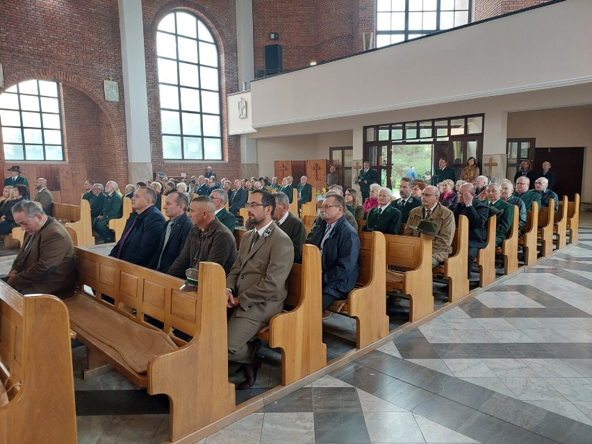 Myśliwskie święto na Pułankach w Ostrowcu Świętokrzyski. Koło Łowieckie numer 3 „Muflon” ma swój sztandar. Zobacz zdjęcia