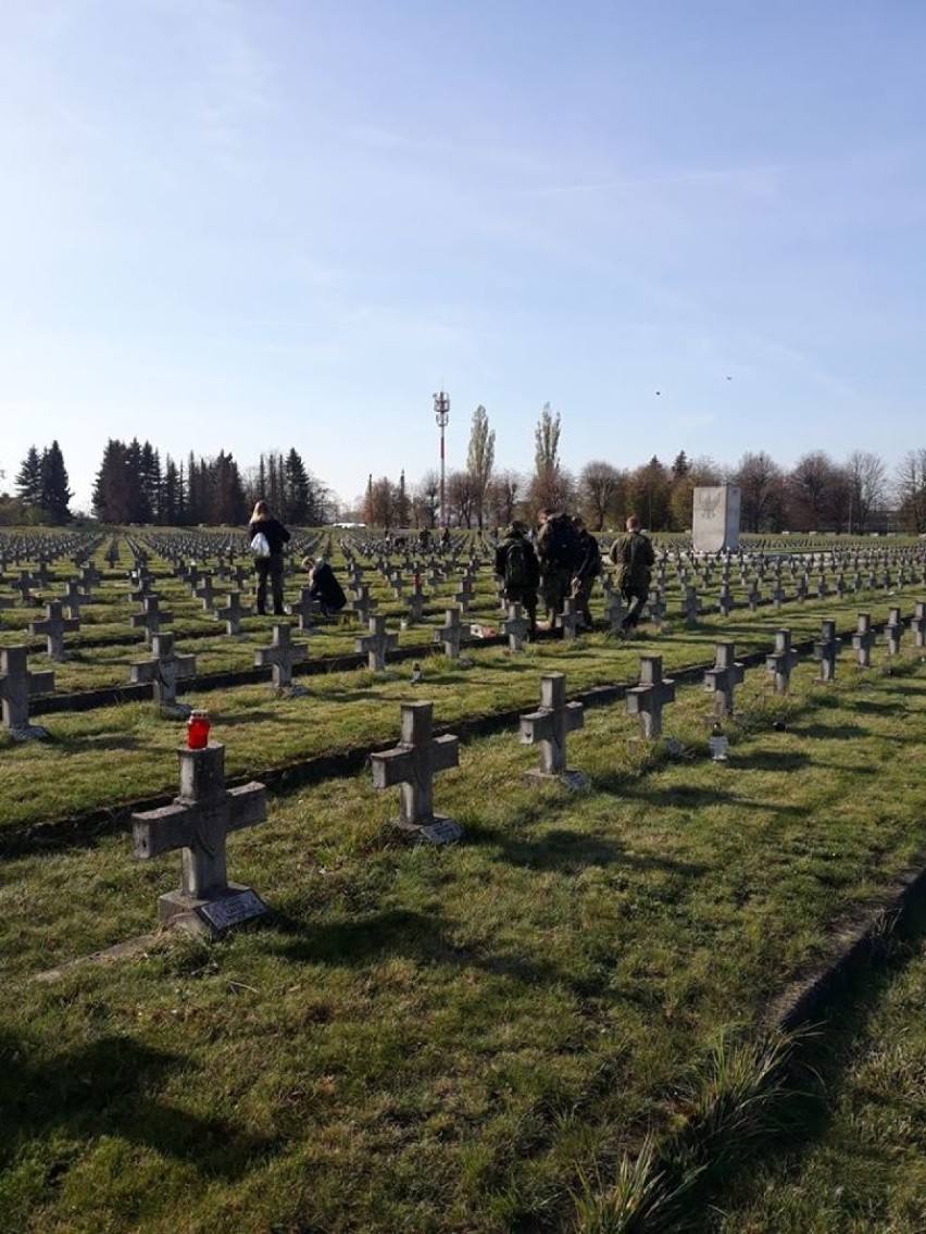 Uczniowie "Górnika" zapalili znicze na mogiłach poległych żołnierzy II Armii Wojska [ZDJĘCIA]