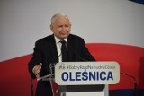 Prezes PiS Jarosław Kaczyński w Oleśnicy. Tłum przed wejściem do zamku (ZDJĘCIA)