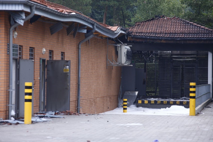 Warszawa. Pożar w Wawrze. Spłonął duży supermarket. Strażacy walczyli z ogniem przez kilka godzin [WIDEO I ZDJĘCIA]
