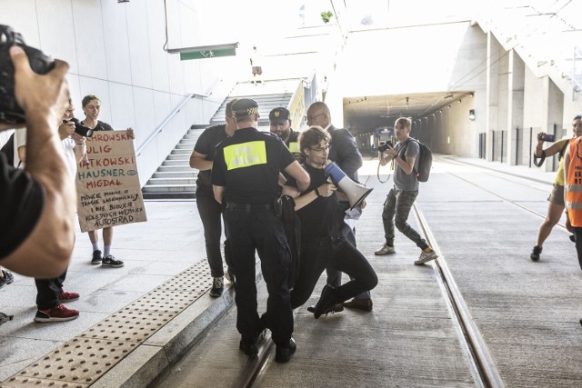 Podczas oficjalnego otwarcia Trasy Łagiewnickiej aktywiści protestowali przeciwko tej inwestycji.