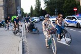 Kraków. Klimatyczna masa krytyczna wyjechała na ulice Krakowa. "Rowery zamiast samochodów"