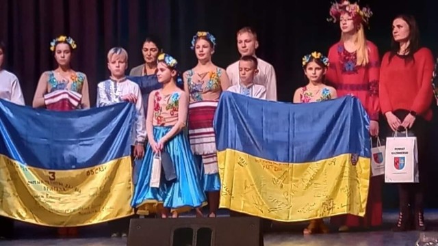 Młodzież z Ukrainy na scenie Kazimierskiego Ośrodka Kultury