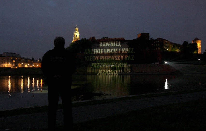 ArtBoom Festival: Jenny Holzer &quot;wystawiła&quot; Miłosza na Wawelu [ZDJĘCIA]