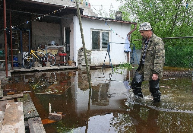 U państwa Misztelów woda co roku wdziera się na podwórko i zalewa dom