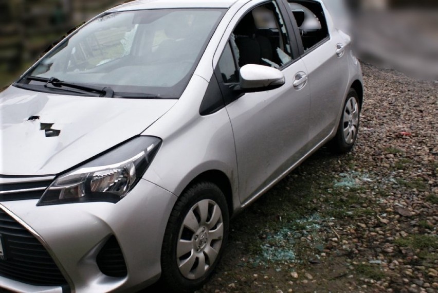 Policjanci z Augustowa zatrzymali 38-latka, który siekierą zniszczył samochód