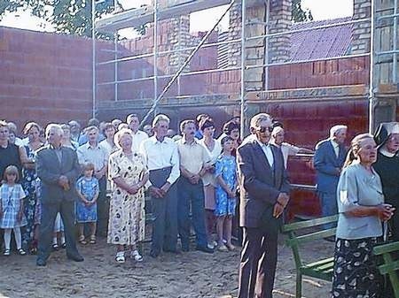 W sobotę, 6 lipca, bp Bronisław Dembowski poświęcił plac budowy i istniejące już mury dobrosołowskiej świątyni.