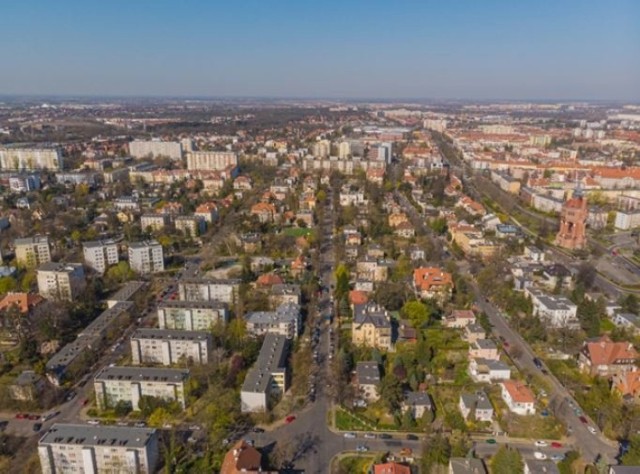 Średnie ceny na tym wrocławskim osiedlu to ok 8,9 – 9,5 tys. zł za mkw. Główne atuty to bliskość parków, bardzo dobre połączenia MPK, bliskość centrum, willowy charakter dzielnicy.