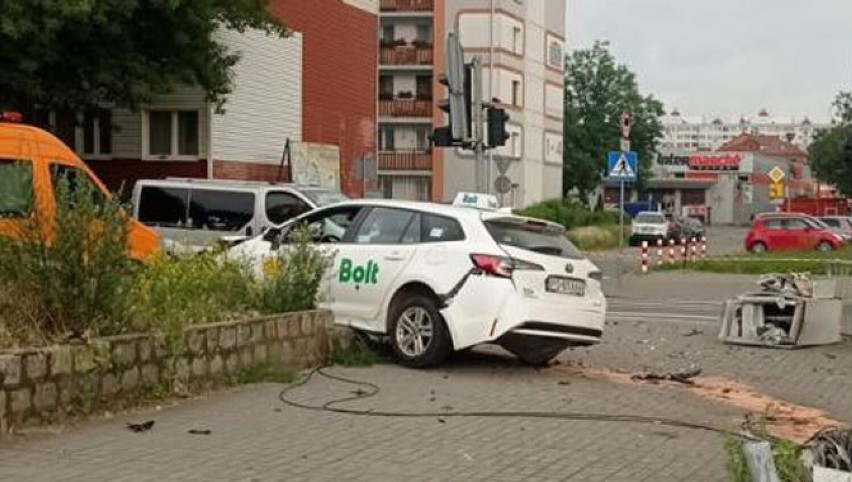 Wypadek na ulicy Wrocławskiej w Legnicy, kierowca zasną za kierownicą, zdjęcia