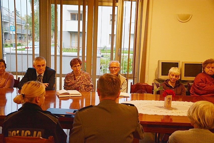 Policja i przewodnicząca rady miejskiej rozmawiali z seniorami z os. Lotniska o ich bezpieczeństwie