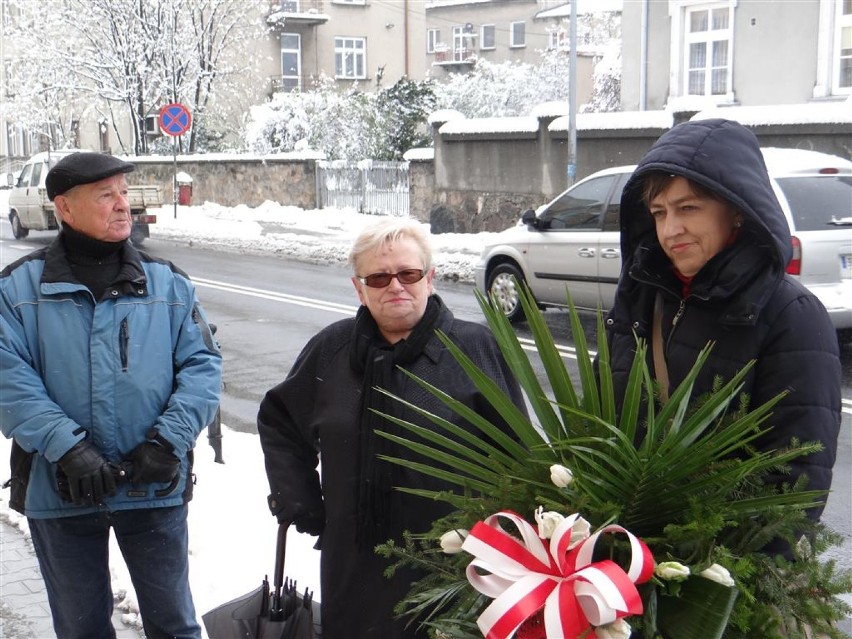 Kwiaty w rocznicę rozbicia aresztu w Radomsku