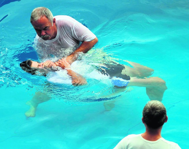 W czasie chrztu wierny jest zanurzany w wodzie