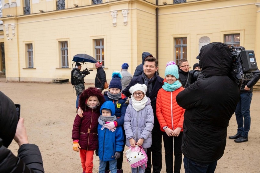 Wspólne śpiewanie "Przez Twe Oczy Zielone" i kolęd,...