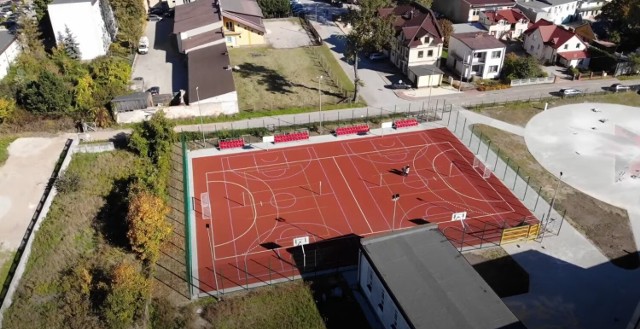 Nowe boisko w Szkole Podstawowej numer 2 w Jędrzejowie od połowy października zostało już udostępnione do użytku. Więcej na kolejnych zdjęciach.