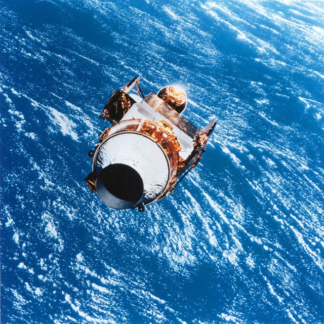 Sztuczny satelita ACTS na orbicie okołoziemskiej (http://commons.wikimedia.org/wiki/File:ACTS_Deploy_3.jpg)