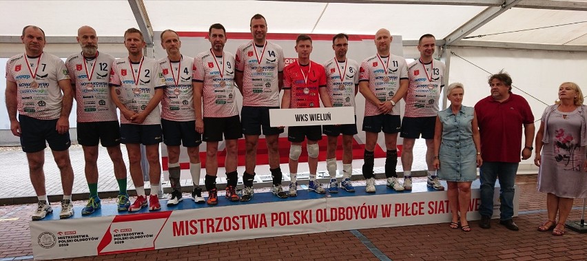 Drużyna WKS WIeluń wywalczyła brąz na siatkarskich mistrzostwach Polski oldboyów 