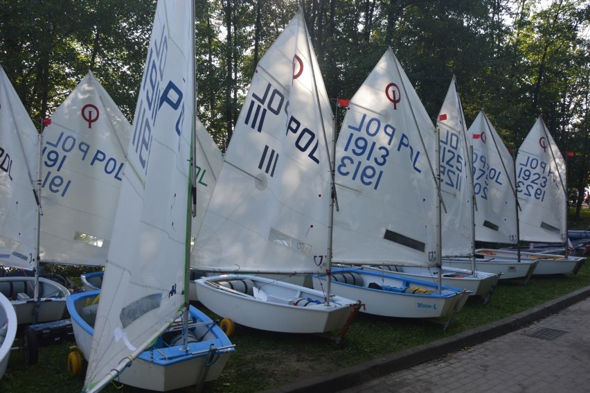 Wystartowały XIV Żeglarskie Mistrzostwa Kartuz - załogi z całego Pomorza wypłynęły dziś na jezioro Brodno Wielkie
