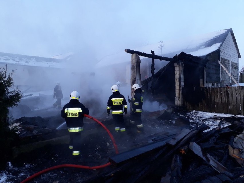 Pożar drewnianego garażu w Adamowie. Zobacz zdjęcia