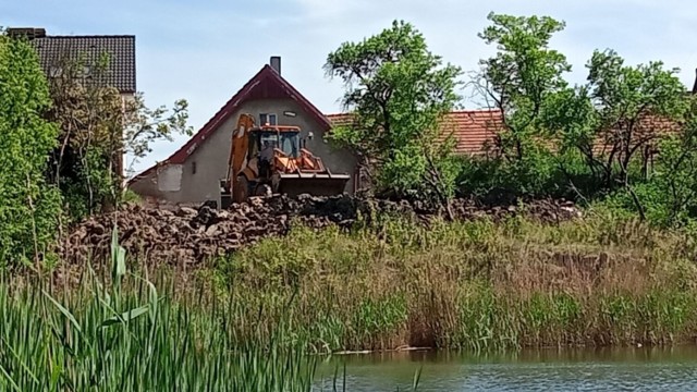 Jeden z właścicieli działek sąsiadujących z Parkiem Milenijnym w Fordonie wyrównywał teren. Do straży miejskiej trafiło zawiadomienie w tej sprawie