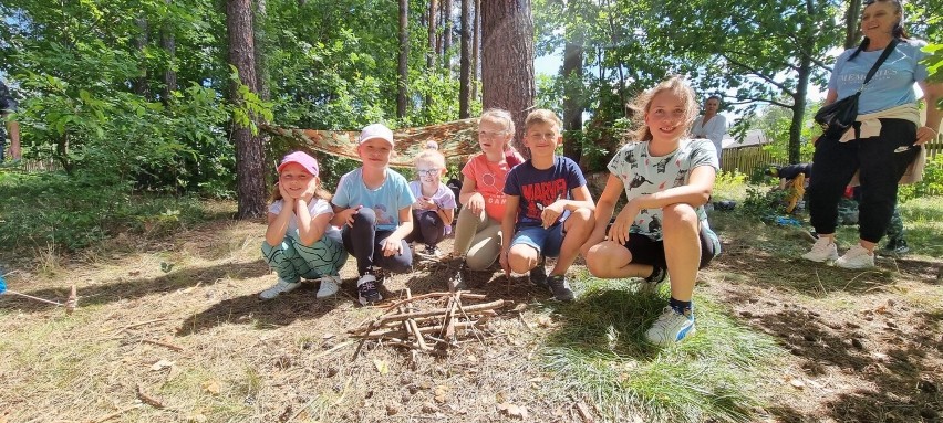 Dzieci z Końskich w wakacje przeniosły się do... lasu. Co tam robiły?