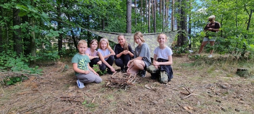Dzieci z Końskich w wakacje przeniosły się do... lasu. Co tam robiły?