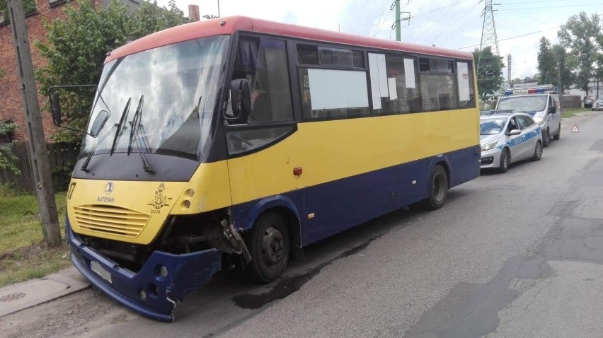 Radomsko: zderzenie opla z miejskim autobusem [ZDJĘCIA]