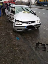 Groźny wypadek na DK 1 w Koziegłowach, gdzie volkswagen golf zderzył się z tirem. Kierująca osobówką trafiła do szpitala