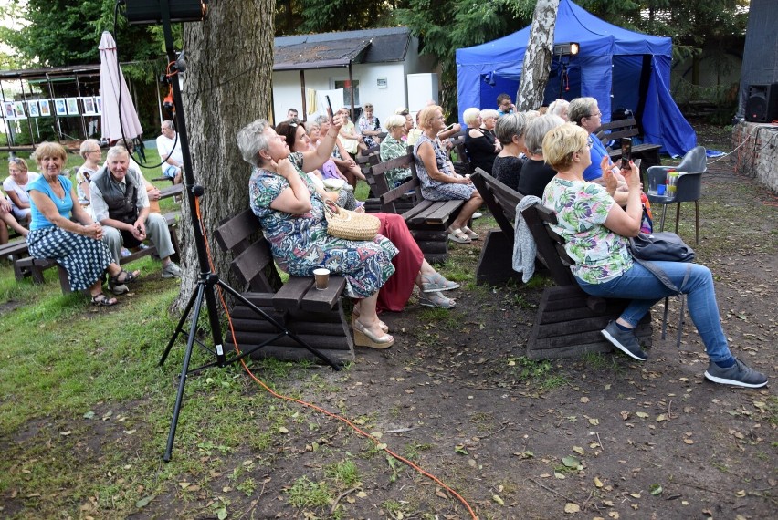 Na zakończenie Festiwalu teatralnego "Teatr pod gwiazdami" zagrał zespół 6 Bieg ze Stargardu