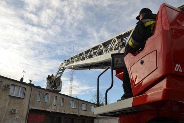 Strażacy przez okno weszli do mieszkania i otworzyli drzwi