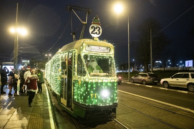 Świąteczna Bimba ponownie wyjechała na ulice Poznania! Specjalnie przystrojony tramwaj, który jest prowadzony przez Gwiazdora, kursuje po poznańskich ulicach w niedziele 8 i 15 grudnia.

Zobacz zdjęcia --->
