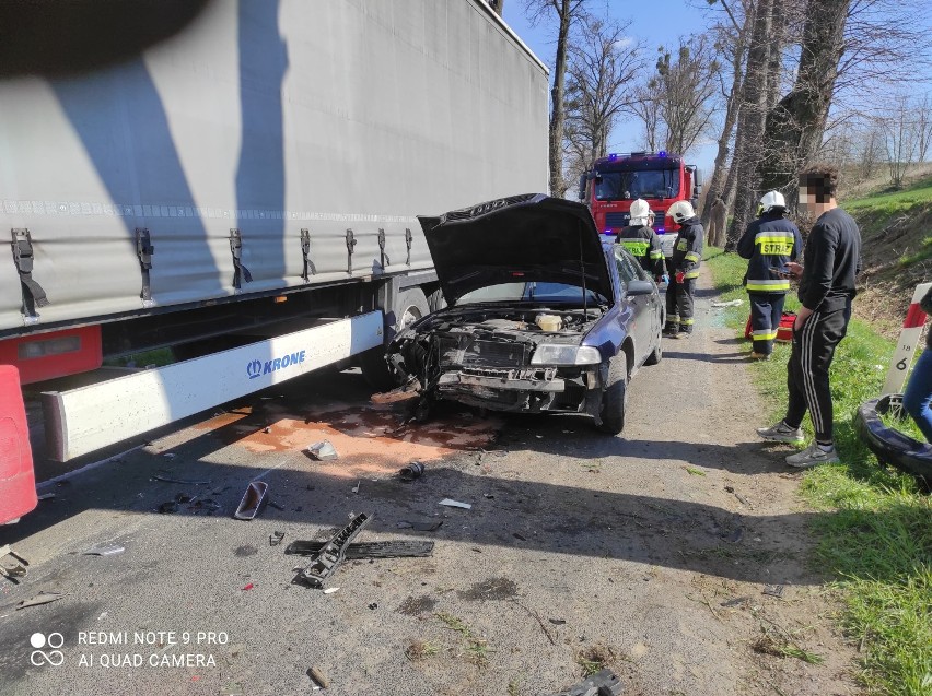 Wypadek w Łasinie. Samochód zderzył się z ciężarówką [zdjęcia]