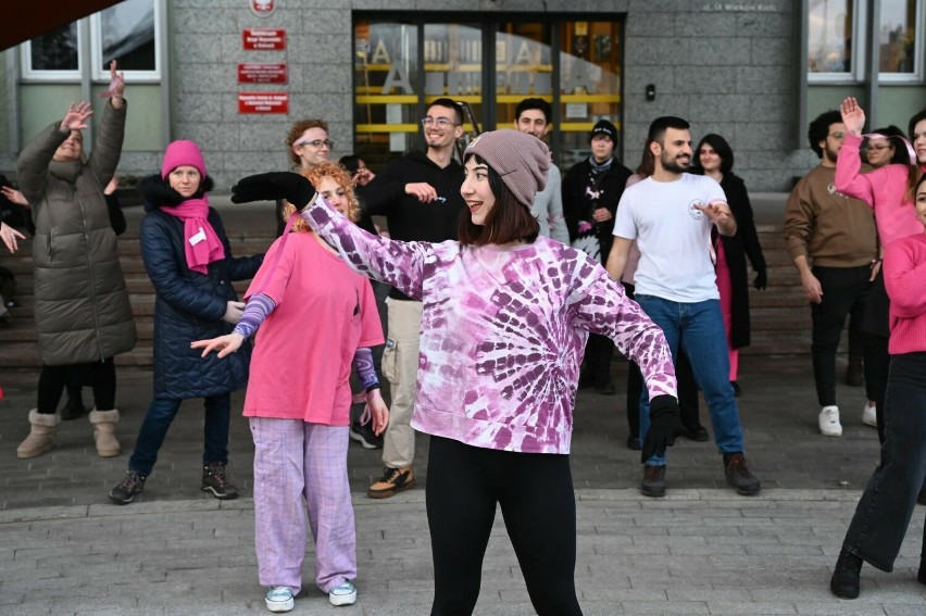 One Blion Rising przed Świętokrzyskim Urzędem Wojewódzkim. Kilkadziesiąt osób tańczyło uświadamiając problem przemocy. Zobacz zdjęcia