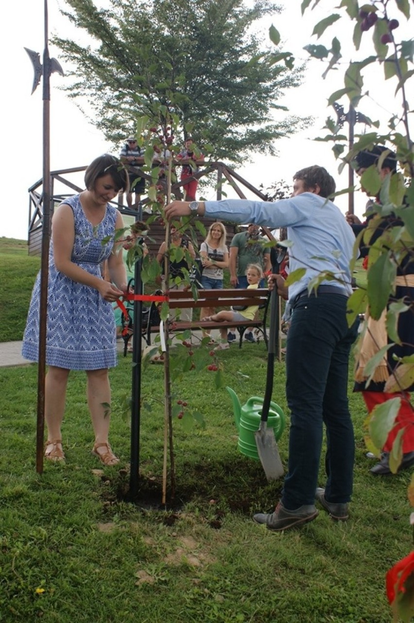 Małżeństwo z Warszawy zasadziło drzewko miłości w muszyńskich ogrodach