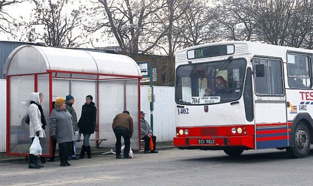 Autobusy, które dowożą pasażerów do hipermarketu mają po 17 lat.