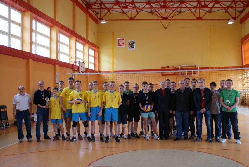 Strażacy ochotnicy z gminy Blizanów rywalizowali w turnieju siatkarskim. ZDJĘCIA