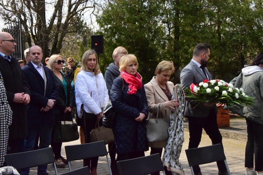 Obchody rocznicy Zbrodni Katyńskiej w Ostrowi Mazowieckiej. Odbyły się 13.04.2023 na cmentarzu parafialnym