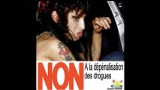 Amy Winehouse pod wpływem narkotyków na plakacie SVP