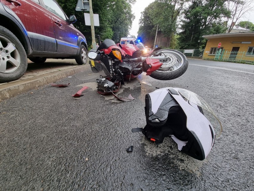 Motocyklista ranny w wypadku w Przemyślu. Na ul. Słowackiego jednoślad zderzył się z kią [ZDJĘCIA]