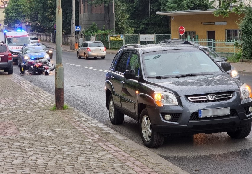 Motocyklista ranny w wypadku w Przemyślu. Na ul. Słowackiego jednoślad zderzył się z kią [ZDJĘCIA]