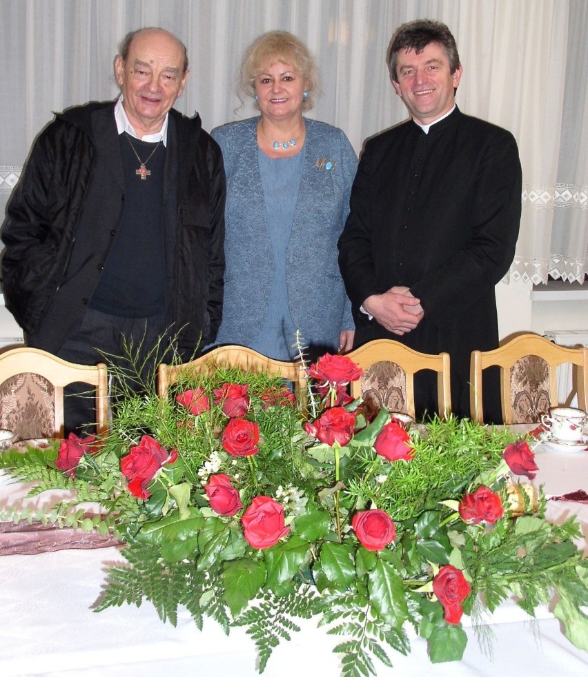 Teresa Wodzicka z Augustem Kowalczykiem i ks. Józefem...