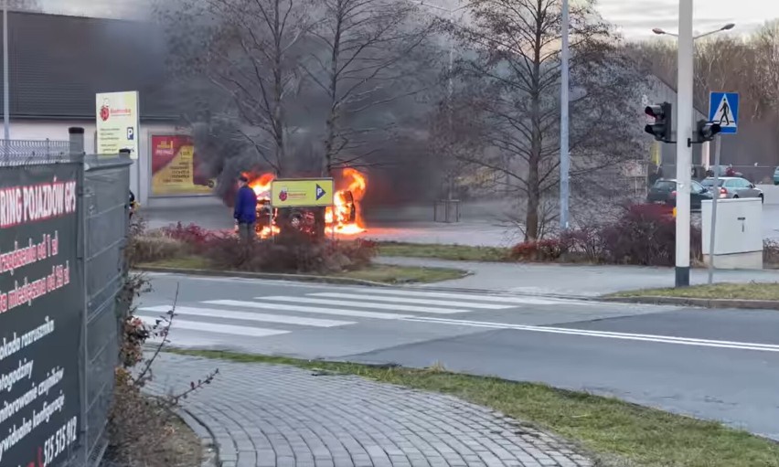 Szokujące sceny w Wodzisławiu Śląskim! Na parkingu Biedronki palił się samochód. Co tam się wydarzyło? Zobacz ZDJĘCIA