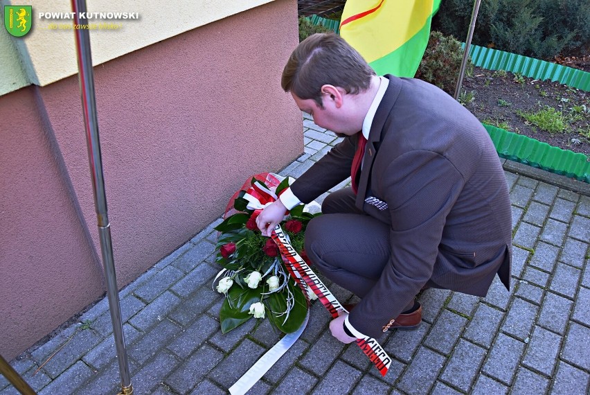 Dziś Narodowe Święto Niepodległości. Z tej okazji władze Powiatu Kutnowskiego złożyły kwiaty pod pamiątkową tablicą znajdującą się na budynku Starostwa Powiatowego w Kutnie.