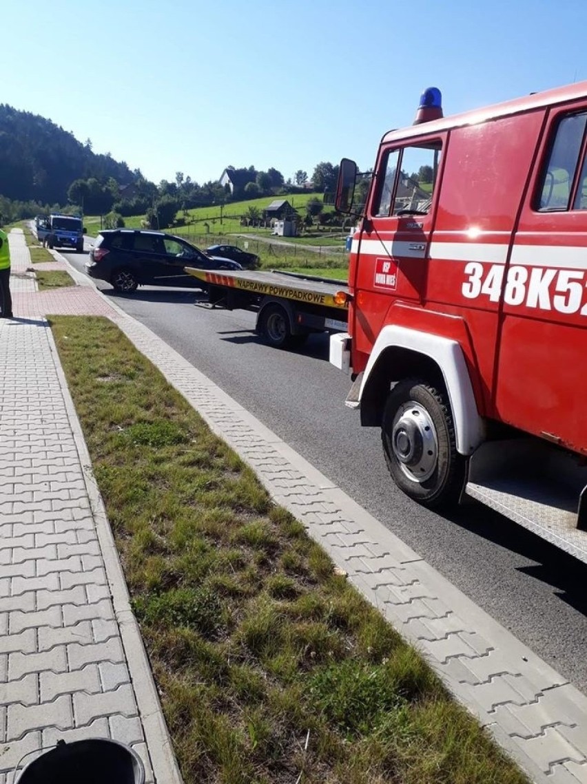 Nowa Wieś wypadek. Zderzenie dwóch aut na trasie do Krynicy-Zdroju. Jedna osoba jest ranna