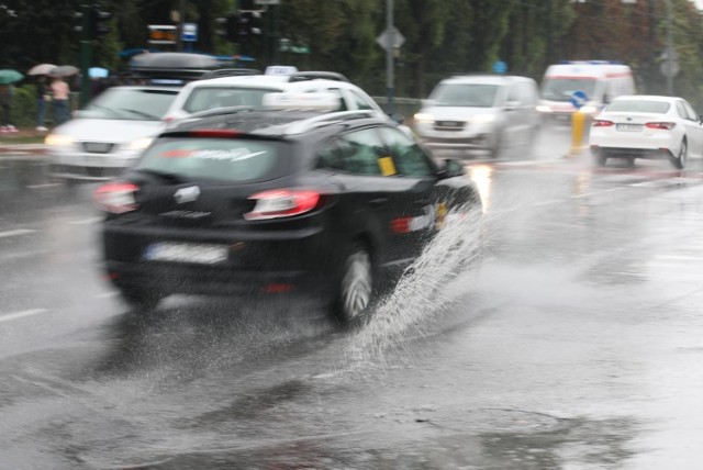 Intensywne opady spowodowały wzmożony ruch i utrudnienia na drogach.
