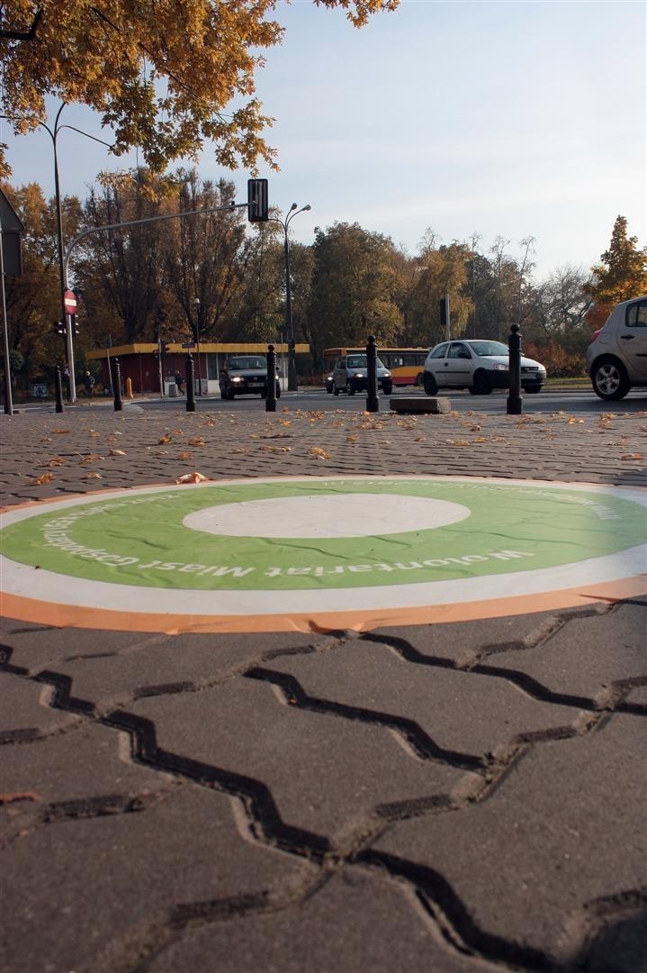 Tajemnicze zielono-biało-pomarańczowe kropki na ulicach Warszawy. Co oznaczają?