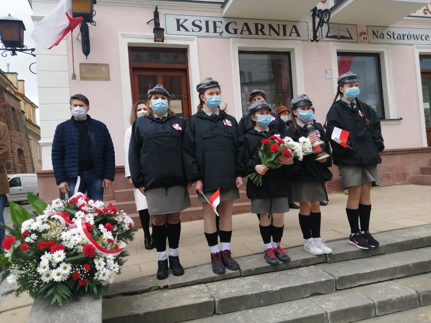 Narodowe Święto Konstytucji 3 Maja w Sandomierzu. Obchody przed Ratuszem z występem szkolnego chóru "KOŚCIUSZKO". VIDEO, ZDJĘCIA